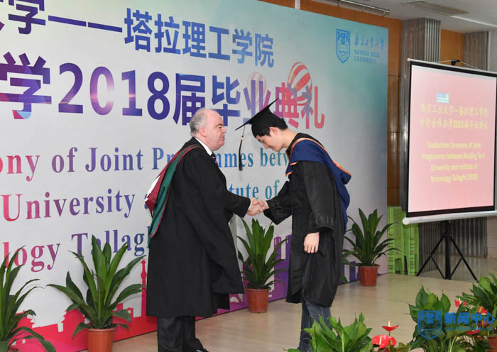 5.Thomas Stone董事长为毕业生逐一颁发校学位证书.jpg